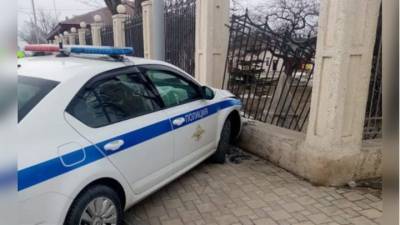 На Сахалине автомобиль ГИБДД врезался в забор