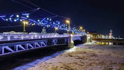 Дворцовый мост в Петербурге сменил подсветку в поддержку людей с аутизмом