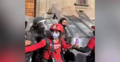 В Мехико феминистки напали на полицейских — видео