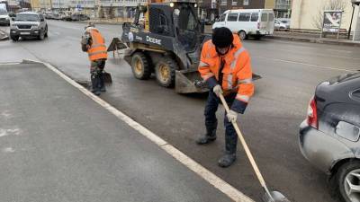 Коммунальщики и дорожные службы начинают очищать Тюмень от снега, мусора, луж и грязи