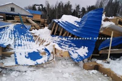 В Костромской области на лесопилке обвалилась крыша, пострадала работница