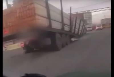 Водитель фуры «обронил» многотонный груз на дороге в Тихвине