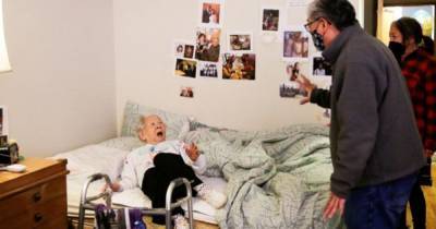 Фото обрадованной 98-летней бабушки из приюта стало вирусным в Сети