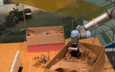 В США научили робота распознавать вещи "вслепую"