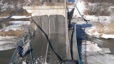 Затор льда на реке Большая Уссурка обрушил мост