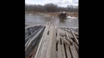 Ледоход разрушил мост в Приморье. Видео