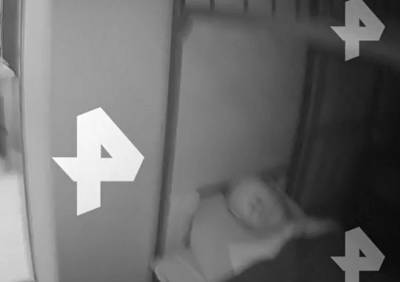 РЕН-ТВ опубликовало видео со спящим в колонии Навальным
