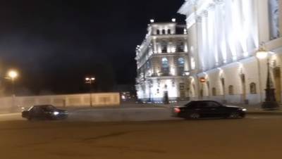 Полиция нашла стритрейсеров, устроивших дрифт в центре Петербурга