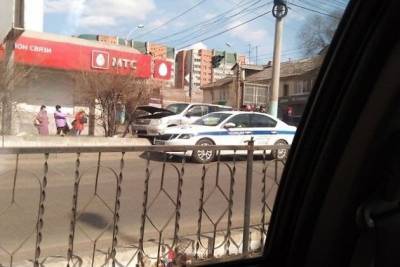Такси сбило пешехода и врезалось в бордюр на перекрёстке Бабушкина и Бутина в Чите