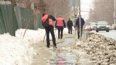 На Тернопольской коммунальщики освобождают тротуар от снега - penzainform.ru
