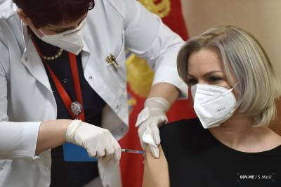 Глава Минздрава Черногории вакцинировалась "Спутником V"