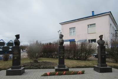 Неизвестные осквернили островский памятник героям 6-й роты
