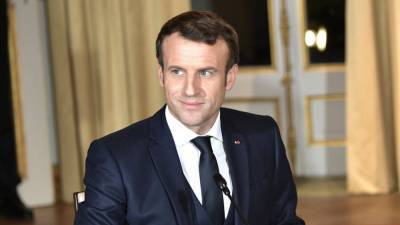 Власти Франции объявили общенациональный карантин с комендантским часом