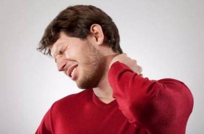 “Продуло” шею: врачи объяснили, как избавиться от боли