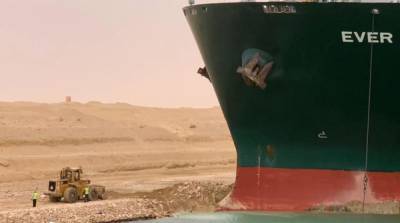 Египет будет требовать миллиард долларов компенсации за блокирование Суэцкого канала
