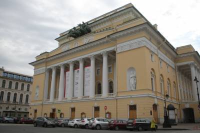 Петербургские стритрейсеры устроили дрифт в центре города