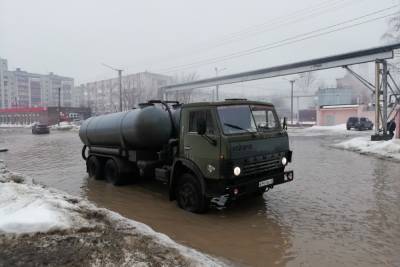 В Йошкар-Оле откачивают талые воды из лужи на улице Чернякова