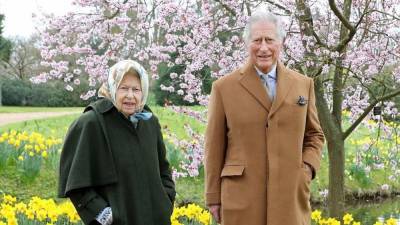 Королева Елизавета II и принц Чарльз прогулялись по садам Фрогмор-хаус: трогательные фото