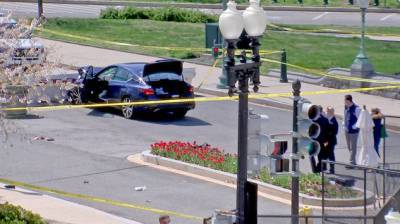 Автомобиль сбил двух полицейских у Конгресса США
