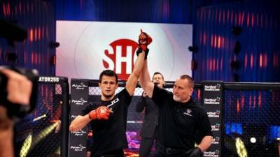 Двукратное преимущество по ударам, поддержка Хабиба и никакой борьбы: Усман Нурмагомедов успешно дебютировал в Bellator