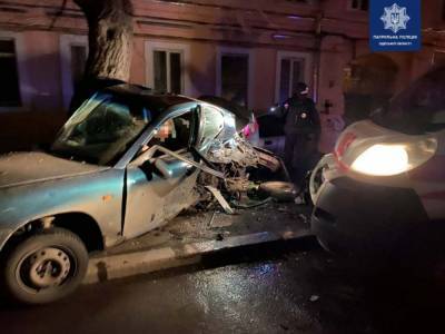 Уснул за рулем: в Одессе водитель скорой протаранил Daewoo