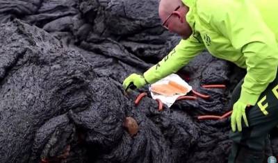 Исландские ученые жарили хот-доги во время извержения вулкана
