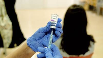 В Британии семь человек скончались из-за тромбов после вакцинации препаратом AstraZeneca