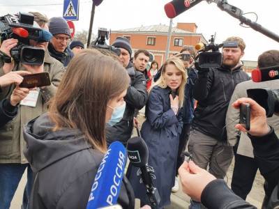 Жена блогера Эдварда Била приехала на заседание по делу об аварии на Смоленской площади