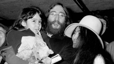 Редкие кадры: в Сети появились ранее неизвестные видеозаписи Джона Леннона и Йоко Оно