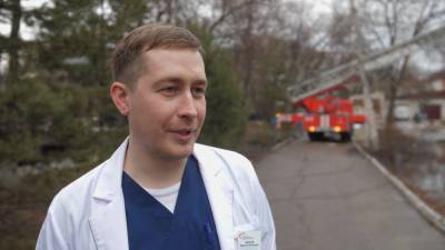 Благовещенские врачи-герои рассказали об операции во время пожара в медцентре.