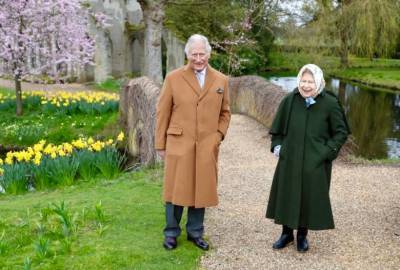 Наслаждаются прогулкой: Букингемский дворец поделился фотографиями Елизаветы II и принца Чарльза