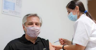 Не подействовала: президент Аргентины, который вакцинировался российской вакциной, подхватил коронавирус