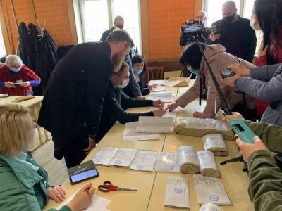 На Прикарпатье признали недействительными выборы уже на третьем участке, где проиграл Вирастюк