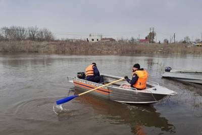 В Аткарске 75 домов отрезало от цивилизации паводком, люди переправляются на лодках