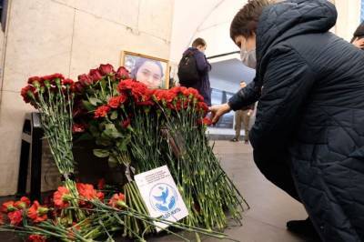 На станции «Технологический институт» возложили цветы в память жертв теракта в метро