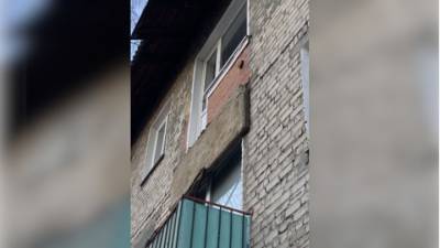 Врачи сообщили о состоянии женщины, упавшей вместе с балконом в Сызрани