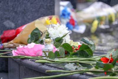 Петербуржцы несут цветы к мемориалу в память о жертвах теракта в метро