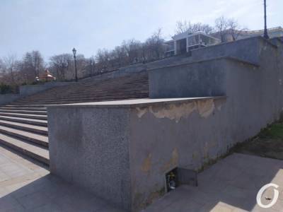 Одесская Потемкинская лестница начала рассыпаться (фото)