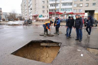 Провал коллектора произошел на улице Петрищева в Дзержинске