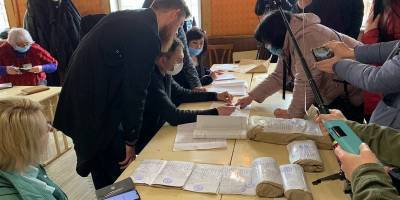 Довыборы на Прикарпатье - Разрыв между Вирастюком и Шевченко сокращается, на трех участках результаты признали недействительными - ТЕЛЕГРАФ