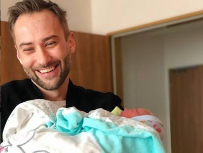 Дмитрий Шепелев показал закулисье фотосессии с новорожденным сыном
