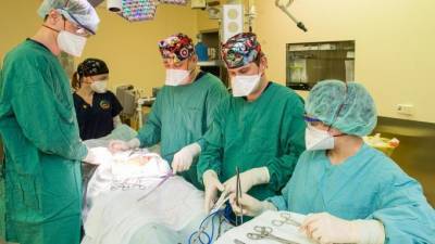 Петербургские онкологи удалили пациенту опухоль на бедре весом 7 килограммов