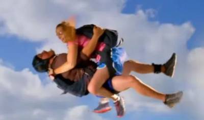 Британская пара чуть не погибла во время секс-прыжка с парашютом
