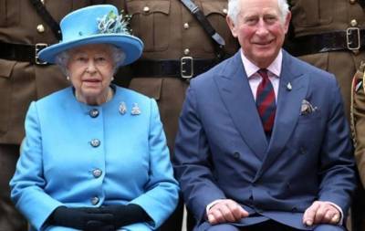 Королева Елизавета II и принц Чарльз прогулялись в поместье Фрогмор-Хаус в Виндзоре (ФОТО)