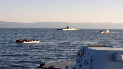 Греция: мигранты, сопровождаемые военными кораблями, это не беженцы