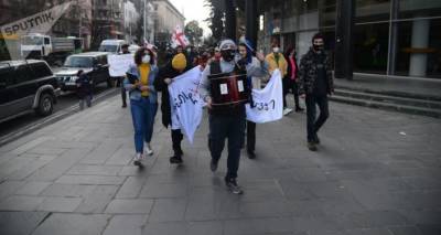 Центр Тбилиси перекрыт: в столице протестуют против "комендантского часа"