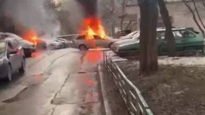 Несколько автомобилей загорелись на юге Москвы