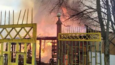 Силы трёх частей тушили пожар на мебельном производстве в Ленобласти