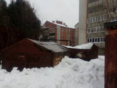 Жители Сыктывкара требуют убрать самовольно установленные гаражи под окнами своих домов