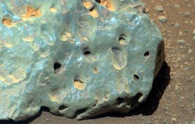 Марсоход Perseverance нашёл на Красной планете зелёный камень с дырками, как в сыре